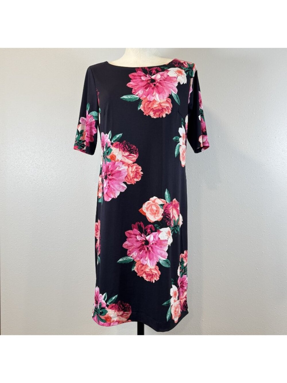 Roz & Ali Knee Length Dress Womens Size M Black Floral Half Sleeve Boat Neck